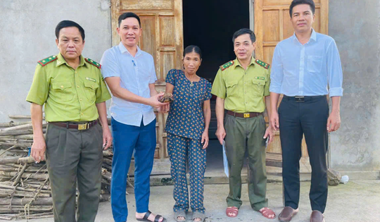 Cá thể rùa quý hiếm trong Sách đỏ bò vào vườn nhà dân