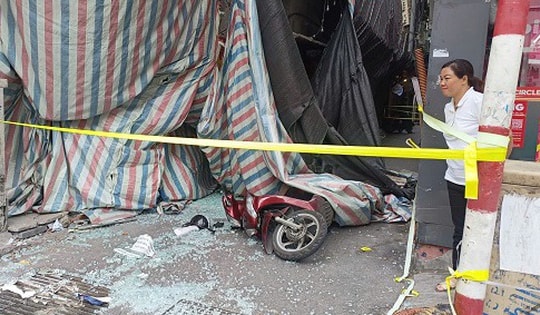 Bê tông rơi trúng người đi đường trên phố Tôn Đức Thắng, 10 người nỗ lực giải cứu