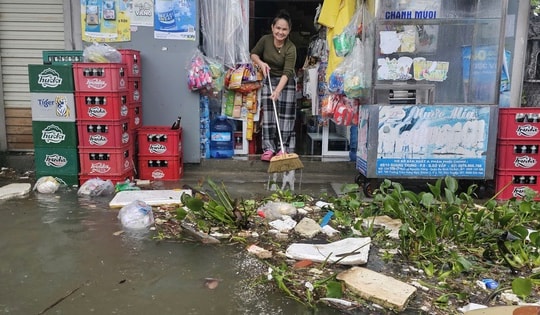 Mưa lớn, triều cường dâng, người dân ven biển Huế vật lộn giữa biển nước và rác thải
