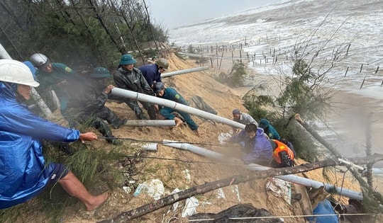 Sạt lở bờ biển ở Huế diễn biến phức tạp, đe doạ nhiều hộ dân