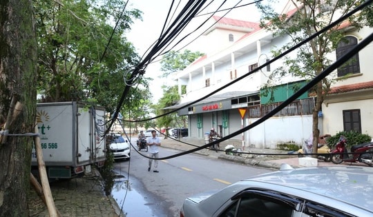 Dây cáp viễn thông rối như mạng nhện ở Nghệ An sau bão