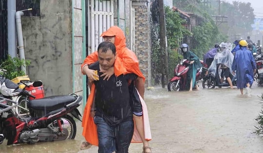 Bão số 12 suy yếu thành áp thấp nhiệt đới, miền Trung bắt đầu mưa lớn