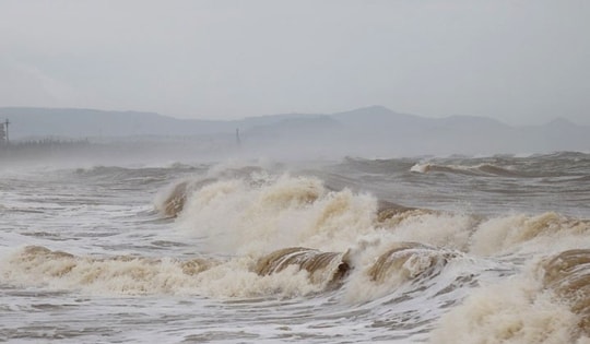 Biển Đông lại đón áp thấp nhiệt đới, các tỉnh miền Trung chuẩn bị ứng phó