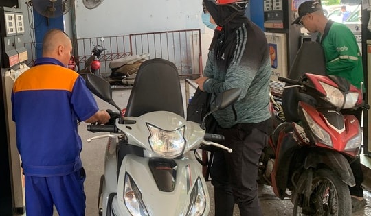 Giá xăng dầu đồng loạt giảm, RON95 còn 19.726 đồng/lít