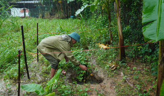 Xuất hiện hố sụt sát nhà dân sau đợt mưa lớn