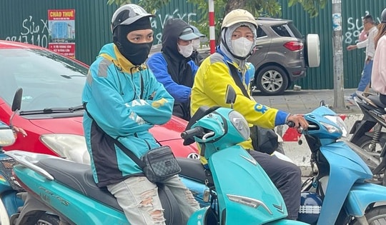 Hà Nội đón gió lạnh đầu mùa, người dân khoác áo ấm xuống phố