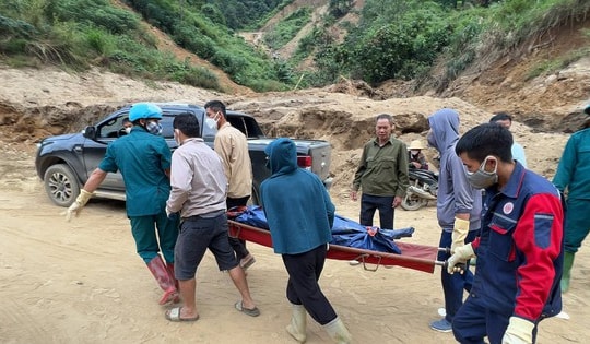Tìm thấy thi thể nạn nhân cuối cùng trong xe bán tải bị đất đá vùi lấp ở Lào Cai