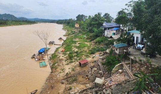 Hàng trăm hộ dân sống bất an bên bờ sông Chu