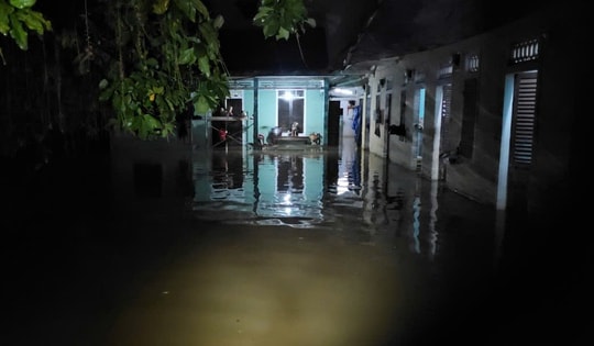 Mưa xối xả gây ngập cục bộ, sinh viên Huế hối hả di chuyển đồ trong đêm