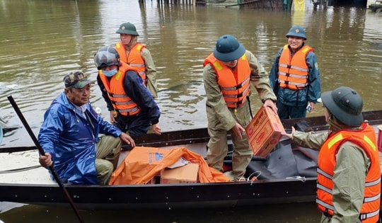 Sạt lở uy hiếp Quốc lộ 49, nhiều khu vực ở Huế vẫn ngập sâu