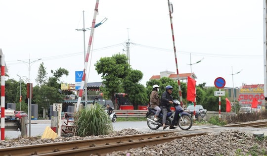 CSGT bất ngờ kiểm tra an toàn đường sắt, đo nồng độ cồn của nhân viên gác chắn