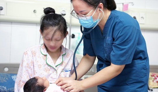 Cứu thành công bé trai sơ sinh 2 ngày tuổi mắc ống rốn tràng