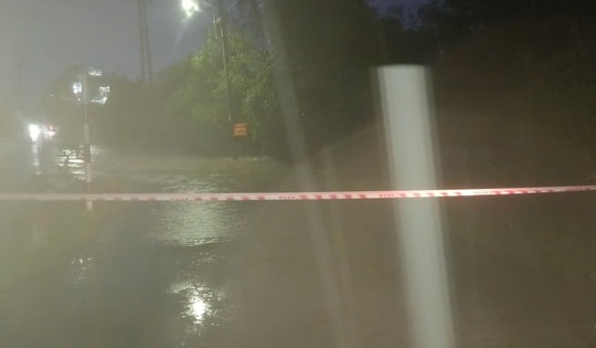 Taxi điện bị nước lũ cuốn trôi trong đêm, tài xế may mắn thoát nạn