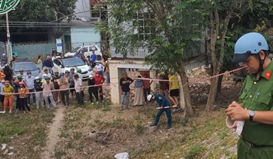 Hiện trường thi thể nam giới đang phân hủy trôi dạt vào chân cầu Xóm Bóng