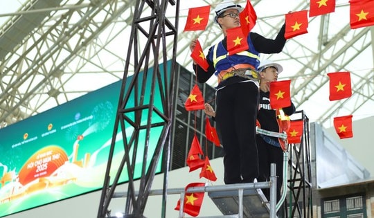 Các gian hàng gấp rút hoàn thiện trước ngày khai mạc Hội chợ Mùa Thu 2025