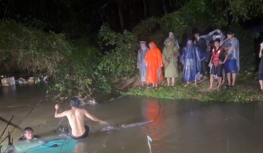 Trục vớt xe taxi điện bị nước lũ cuốn trôi trong đêm