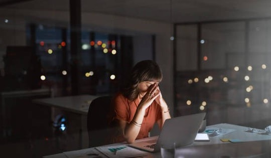 Người làm ca đêm dễ thiếu vitamin nào?