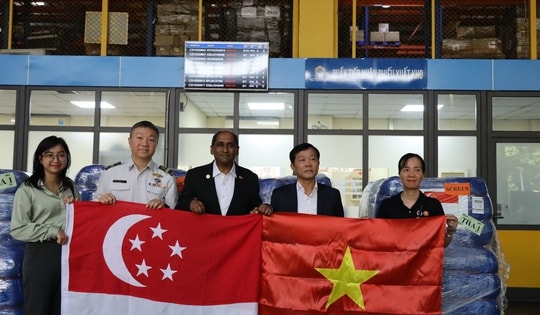 Tiếp nhận hàng viện trợ khẩn cấp của Singapore cho người dân vùng thiên tai tại Tuyên Quang