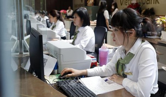 Làn sóng tăng lãi suất ngân hàng lan rộng