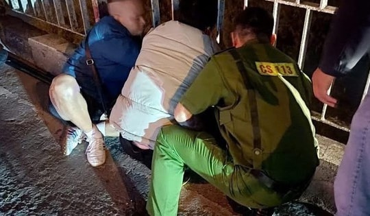 Nam thanh niên cầm dao có ý định tự tử trên cầu Chương Dương