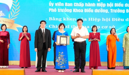 Điều dưỡng là 'bàn tay nắm chặt khi bệnh nhân đau đớn, ở lại khi họ tuyệt vọng'