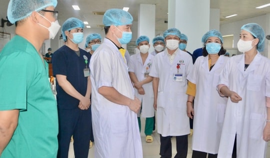 Bộ trưởng Bộ Y tế: 'Đội ngũ y bác sĩ phải được bảo vệ trong bất cứ trường hợp nào'