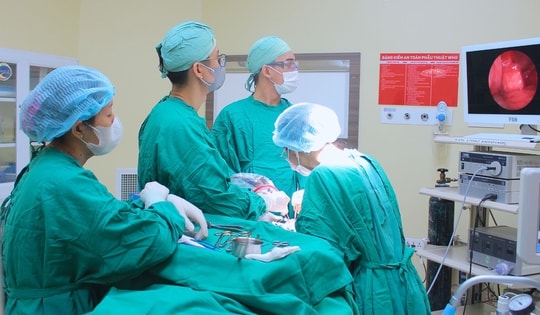 Uống nước chảy ra mũi do thủng xoang hàm sau nhổ răng khôn