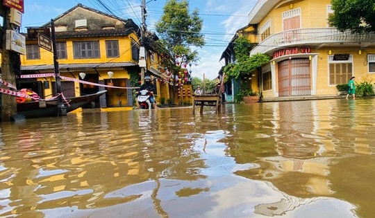 Mưa lớn ở miền Trung vẫn còn phức tạp