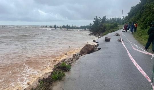 Huế công bố tình huống khẩn cấp về thiên tai sạt lở bờ biển