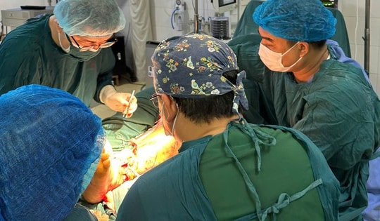 Nối thành công cổ chân gần đứt rời sau tai nạn giao thông