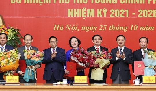 Thủ tướng trao quyết định bổ nhiệm và giao nhiệm vụ cho 2 Phó Thủ tướng, 3 Bộ trưởng