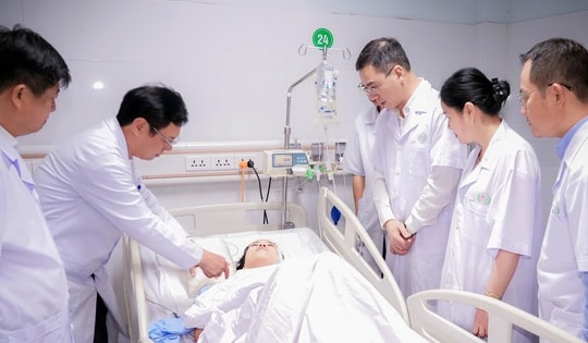 Tặng bằng khen của Bộ trưởng Bộ Y tế cho 1 tập thể, 4 điều dưỡng dũng cảm bảo vệ bệnh nhân trong vụ tấn công ở Nghệ An