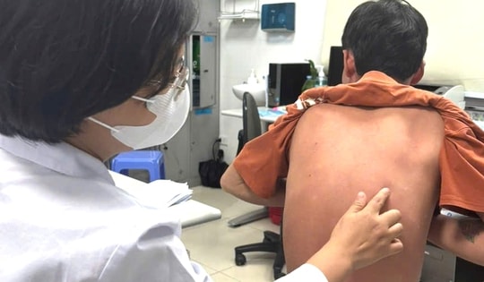 Tự chữa vảy nến, bệnh nhân phải nằm cáng nhập viện