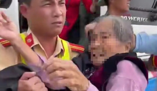 Video CSGT dùng phương tiện đặc chủng đưa cụ bà 98 tuổi bất tỉnh trên xe khách đến bệnh viện cấp cứu
