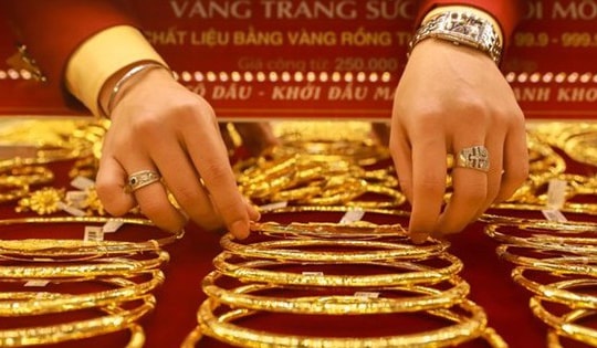 Giá vàng hôm nay ngày 26/10 chốt tuần giảm rất mạnh, người mua lỗ đậm