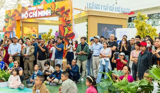 Người dân xếp hàng trải nghiệm 'siêu hội chợ' trong ngày đầu mở cửa