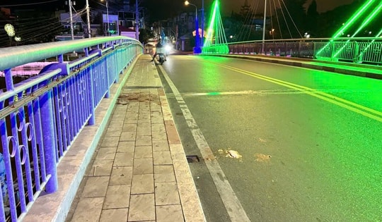 Hai anh em bán bánh chiên bị đâm giữa cầu, em trai 16 tuổi tử vong