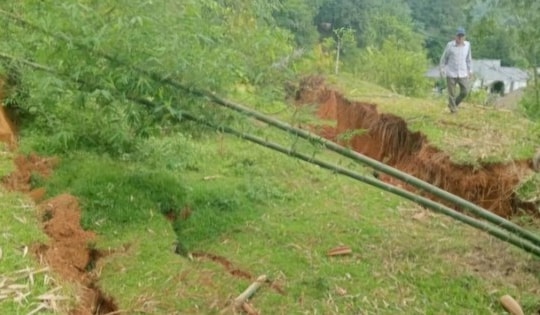 Sạt lở đe dọa 19 hộ dân và Trường Mầm non Lâm Phú