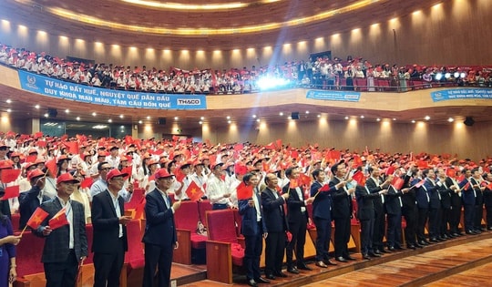 Hàng nghìn người tiếp sức 'nhà leo núi Olympia' tại điểm cầu Huế