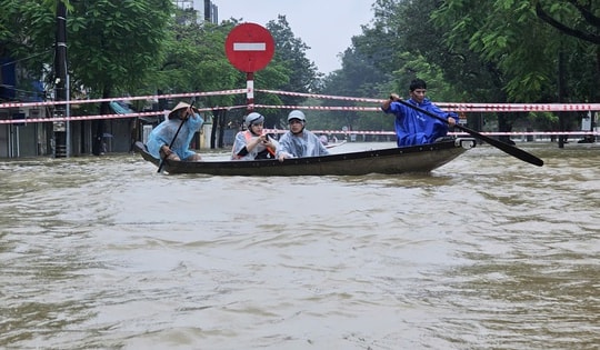Người dân sống bên Kinh thành Huế: 'Nước lên rất nhanh, có lẽ chỉ thua lũ năm 1999'