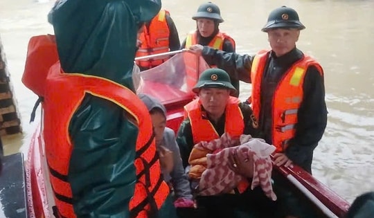 Nước lũ ở Huế lên nhanh, quân đội dùng ca nô đưa sản phụ đến cơ sở y tế