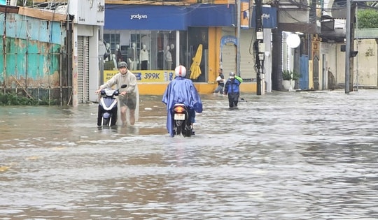 Mưa lớn, đường ngập, người dân Huế bì bõm di chuyển trong sáng đầu tuần