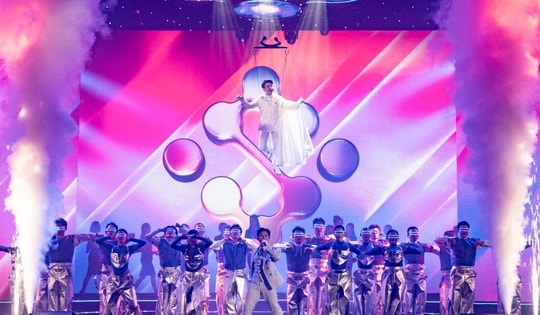 Chủ tịch KienlongBank kể chuyện thương hiệu bằng màn trình diễn 'hot' như anh trai vượt ngàn chông gai