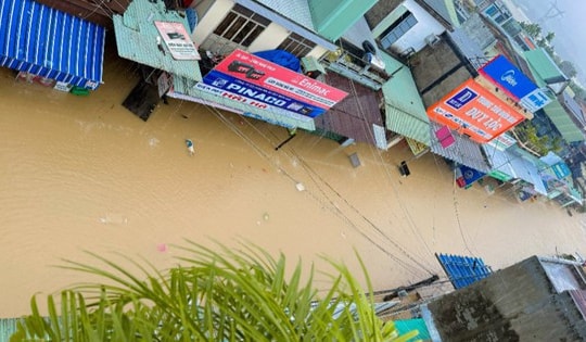 Đà Nẵng mưa xối xả gây sạt lở, nhà dân ngập sâu, nhiều tuyến đường tê liệt