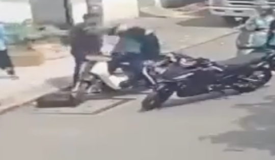 Nam thanh niên chở theo bạn gái dùng mũ bảo hiểm đánh 2 học sinh, 1 em xuất huyết não