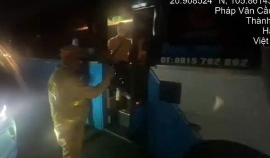 Xe 29 chỗ 'nhồi' 40 người chạy trên cao tốc, tài xế và chủ xe cùng bị phạt