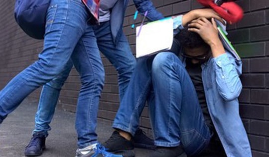Vì sao bạo lực học đường ngày càng nghiêm trọng và trẻ hóa?