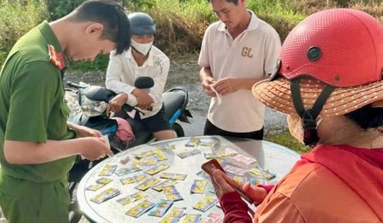 Người phụ nữ bán vé số thoát nạn khi bị nước lũ cuốn trôi cùng xe máy