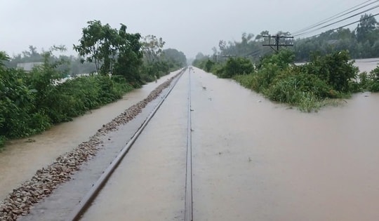 Đường sắt tạm dừng chạy hàng loạt các đoàn tàu do lũ lụt tại Huế và Đà Nẵng
