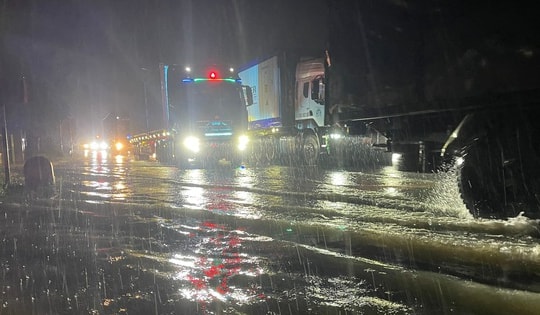 Quốc lộ 1A bị ngập, lượng lớn xe ùn ứ